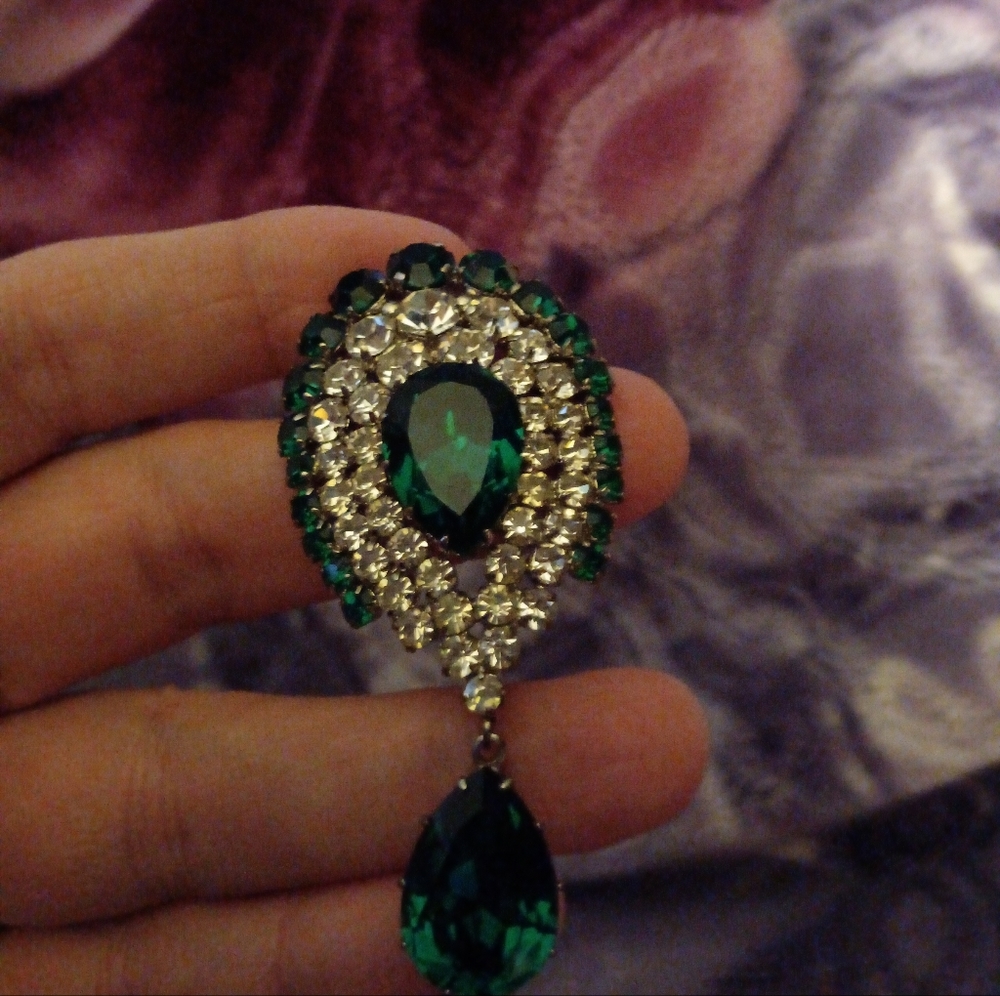 Women's beautiful emerald green and clear stones on yellow toned brooch no stamp